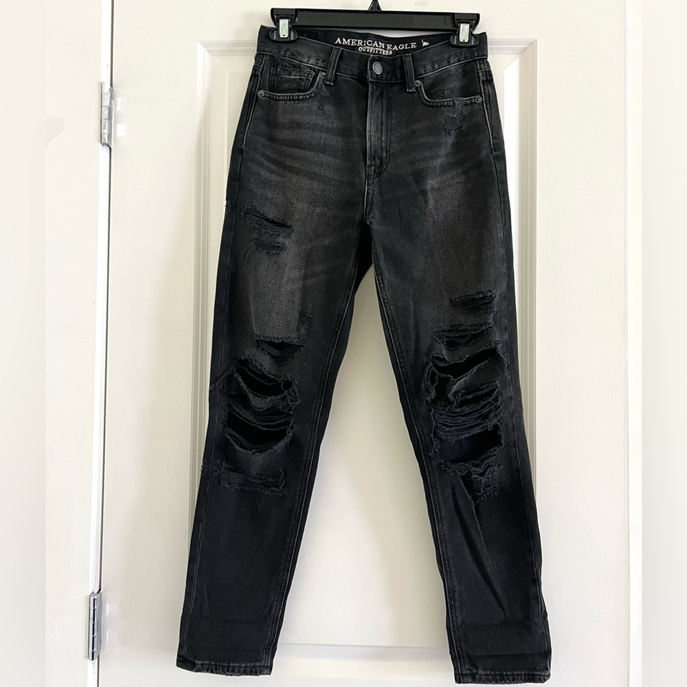 American Eagle Outfitters black ripped high rise mom jeans size 00 short
